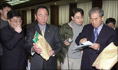 한나라당 이재오(오른쪽), 강인섭(왼쪽에서 두번째) 의원이 개표에 앞서 투표수와 후보별 득표수 등을 확인하고 있다. 